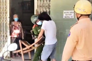 Đà Nẵng: Vác ghế đánh công an vì bị nhắc nhở đeo khẩu trang