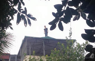 Hà Nội: Nam thanh niên nhảy múa trên nóc nhà 4 tầng