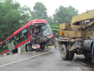 Ô tô đối đầu kinh hoàng với xe tải chở nông sản