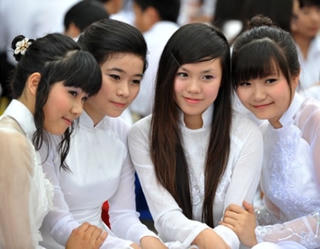 Cấm nữ sinh trang điểm:  Nên hay không?