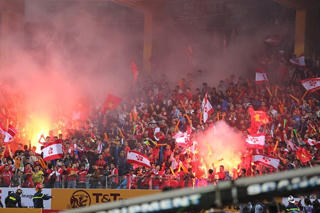 Ban kỷ luật VFF khó xử vụ CĐV Hải Phòng ném pháo sáng