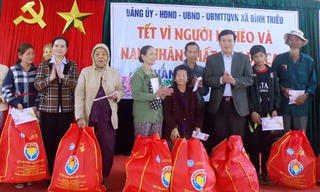 Phó Chủ tịch- Tổng thư ký Vũ Trọng Kim trao quà hộ nghèo Quảng Nam