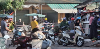 Quảng Bình: Người dân tụ tập buôn bán tại chợ Ga trong thời gian thực hiện giãn cách xã hội