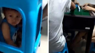 Mẹ nhốt con dưới ghế để thỏa sức đánh bạc