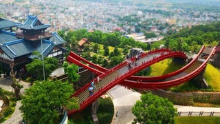 Du khách phấn khích tận hưởng tiệc hồ bơi cực chất tại Typhoon Water Park