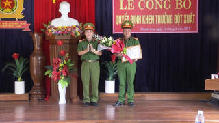 Vụ ‘Bảo vệ trường bị đâm tử vong’: Khen thưởng tập thể, cán bộ, chiến sĩ công an