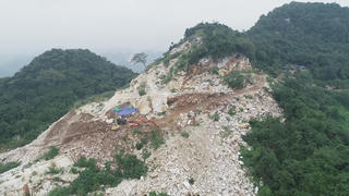 ‘Xẻ thịt’ mỏ đá dù mới được cấp phép thăm dò