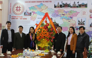 Phó Chủ tịch Bùi Thị Thanh chúc mừng Giáng sinh tại Lạng Sơn