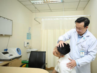 Khám và tư vấn miễn phí cho bệnh nhân bị thoái hóa cột sống thắt lưng