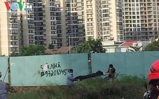 Phát hiện thi thể phân hủy nằm cạnh rào chắn công trình