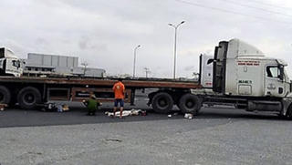 Xe máy va chạm xe container, 4 người thương vong