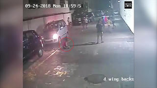 Bị cuốn vào gầm ô tô, cậu bé vẫn chạy nhảy bình thường