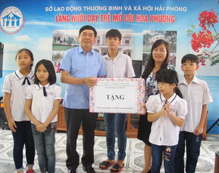 Chủ tịch Mặt trận Hải Phòng tặng quà trẻ mồ côi