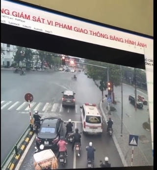 Bị phạt nguội vì vượt đèn đỏ nhường đường xe cứu thương?