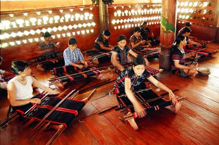 Dệt Zèng trở thành nhãn hiệu tập thể của Phụ nữ A Lưới