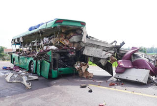 Tai nạn giữa 2 ô tô đi ngược chiều: Ít nhất 5 người tử vong