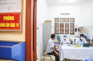 [ẢNH] Tiêm thử nghiệm vaccine Nanocovax giai đoạn 3 tại Hưng Yên