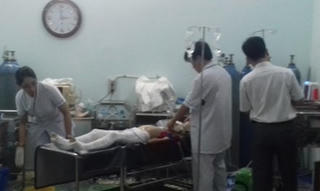 Kon Tum: Cột điện đổ đè thương vong mẹ con nữ giáo viên