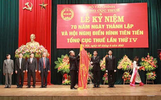Chủ tịch QH trao Huân chương Độc lập hạng Nhất cho ngành thuế
