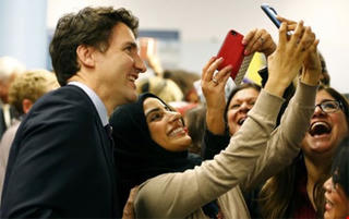 Thủ tướng Canada đến sân bay đón người tị nạn Syria