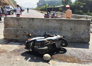 Lao vào khối bê tông chắn ngang đường, thầy giáo nước ngoài nhập viện