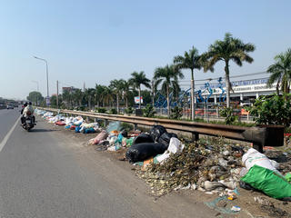 TP Biên Hòa: Rác thải tự phát ngập lề đường, dọn hết rồi sao?