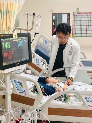 Hóc xương cá nhưng bác sĩ phán viêm họng, bé gái nguy kịch