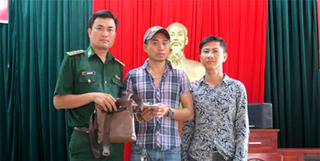 Thượng úy biên phòng nhặt được của rơi, trả lại người mất