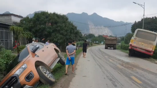 Bán tải đánh lái lao xuống mương nước để tránh xe ben lấn làn vượt ẩu