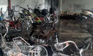 Cháy lớn thiêu rụi nhiều xe máy tại khu chung cư Linh Đàm