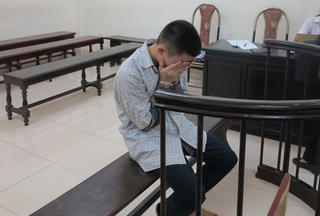Lừa người yêu 'nhí' vào nhà nghỉ quan hệ rồi lấy luôn xe máy