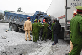 Cắt cabin xe tải, cứu tài xế mắc kẹt