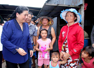 Phó Chủ tịch Thường trực Quốc hội Tòng Thị Phóng khảo sát sạt lở ở Cần Thơ