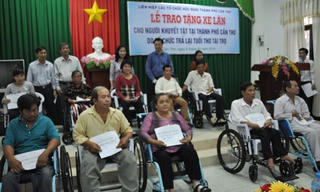 Trao tặng 80 xe lăn cho người khuyết tật Cần Thơ