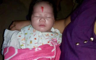 Bé gái 3 tháng tuổi bị bỏ rơi bên đường