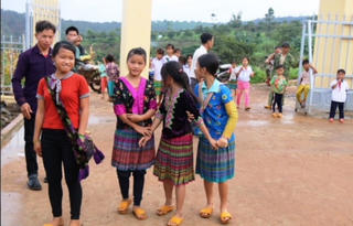 Học sinh xã nghèo lần đầu được dự khai giảng ở ngôi trường đẹp