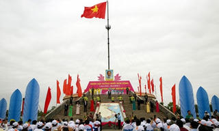 Thượng cờ Ngày hội Thống nhất non sông