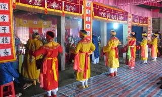 Dân Quảng Bình dâng hương giỗ Tổ và tổ chức hội làng