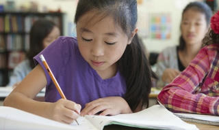 Gánh nặng tài chính khi hai con cùng học trường tư