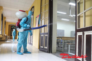 Phun khử khuẩn các điểm thi vào 10 tại Hà Nội