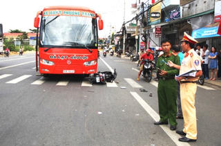 Xe buýt tông xe máy, 2 mẹ con thương vong