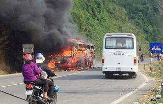 Xe Phương Trang bất ngờ bốc cháy, hơn 20 hành khách thoát nạn