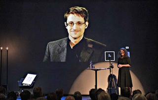 Edward Snowden được trao giải thưởng