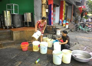 Ai lo việc nước?