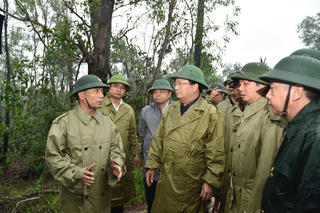 Phó Thủ tướng Trịnh Đình Dũng chỉ đạo công tác cứu hộ tại thủy điện Rào Trăng 3
