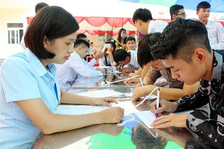 Gần 2.000 người tìm được việc làm trong phiên giao dịch tháng 7