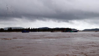 Bốn tàu chìm và bị cuốn ra biển