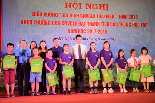 Tặng quà cho con em công nhân nghèo trước ngày tựu trường
