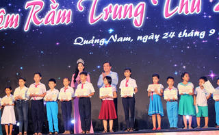 Hoa hậu Việt Nam Trần Tiểu Vy tặng quà Trung thu cho trẻ em