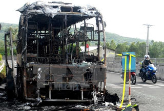 Xe giường nằm chở 18 người bất ngờ cháy rụi trong đêm